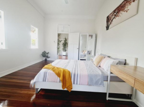 Exclusive location - Entire 3-bedroom Unit in Maryborough CBD, 10ppl
